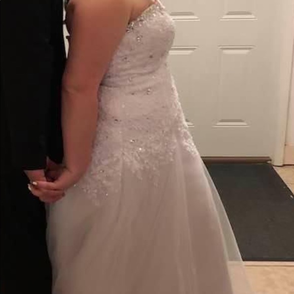 Wedding dress - Picture 2 of 4